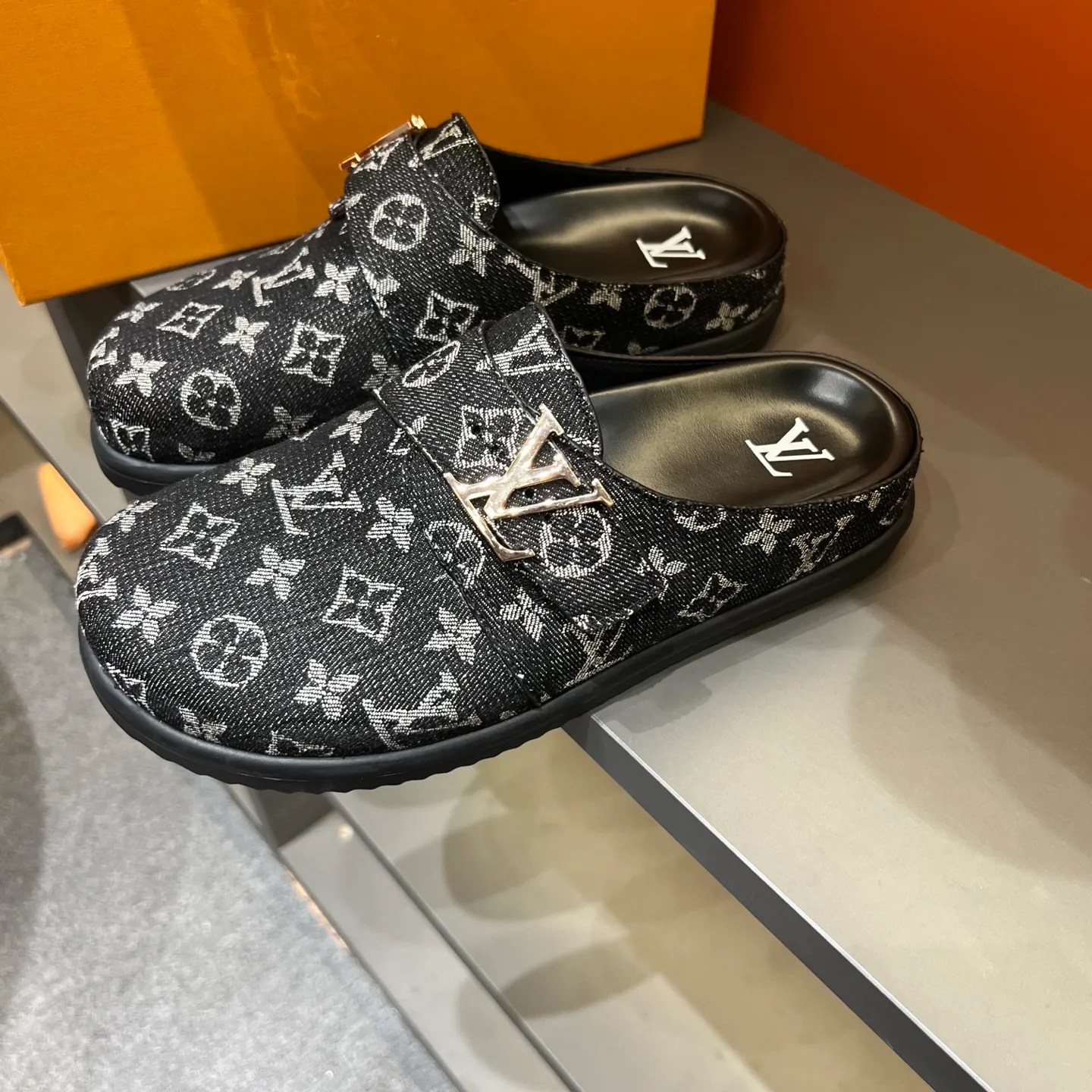P340, LV Easy 2025 new men's casual sandals, made of suede cow leather, with Monogram pattern to highlight the trendy style. Adjustable straps illuminated with LV letters, while a resilient insole and micro outsole provide lightweight comfort. Made of suede cow leather with embossed Monogram pattern and brand element metal hardware✅Adjustable straps➕Tough insole‼ ️Micro outsole. Comfortable and easy to wear‼ ️ 38-45 (45 customized)